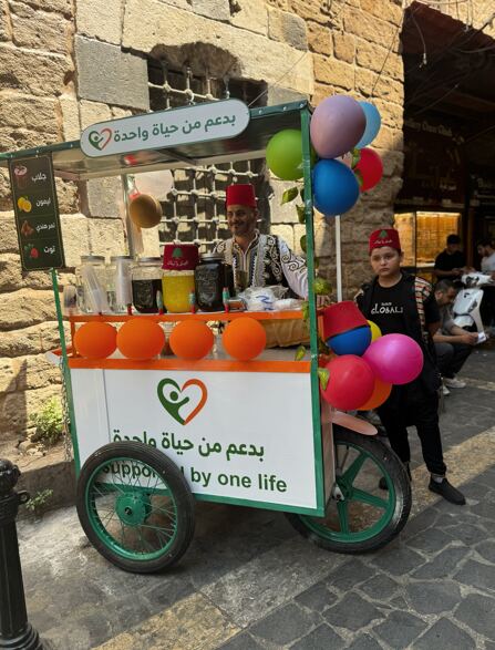 عربة عصير بدعم من حياة واحدة في السوق