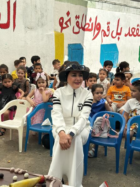 هدى هاجر مع أطفال في مدرسة