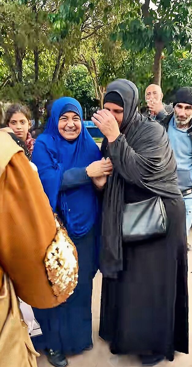 سيدتان تبتسمان في الحديقة