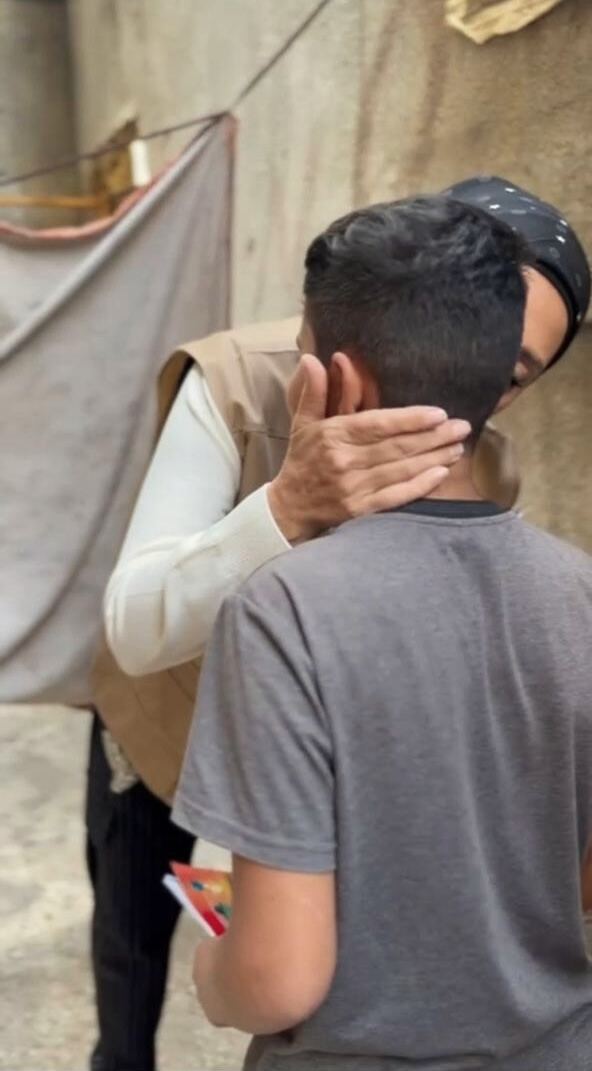 قبلة على جبين طفل